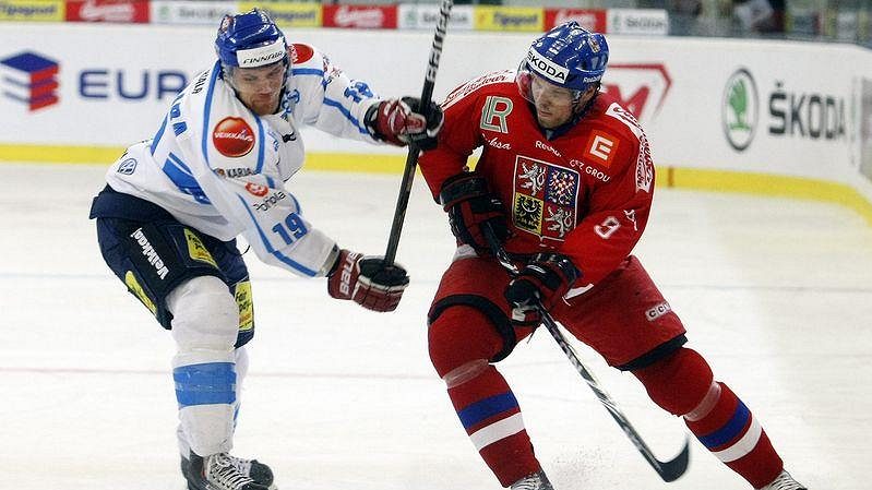 Milan Michálek a Fin Valivaara bojují o kotouč