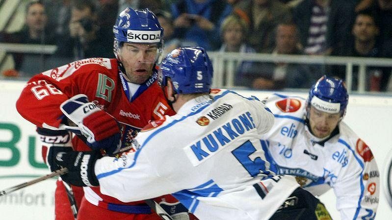 Jaromír Jágr v souboji s Finem Kukkonenem