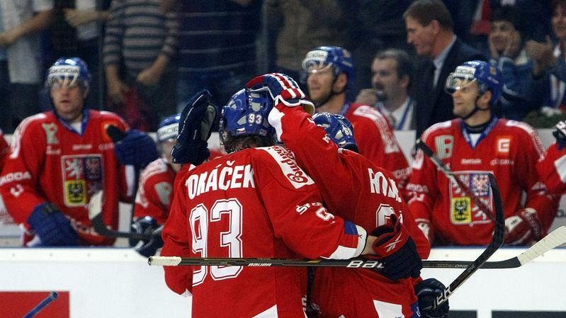 Jakub Voráček (vlevo) a Tomáš Rolinek se radují z branky.