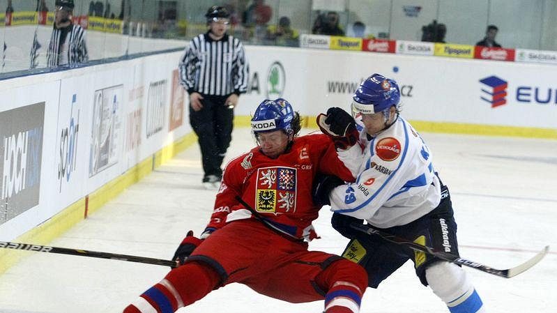 Jakub Voráček (vlevo) v souboji s Kapanenem z Finska.