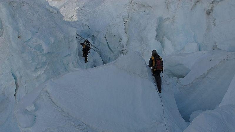 Průstup ledopádem Khumbu, který stojí v cestě na Mt. Everest a Lhoce.
