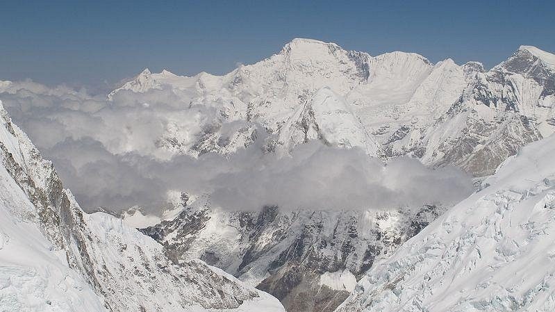 Pohled na ledopád Khumbu ze západní kotliny (West Cwm) pod Mount Everestem a Lhoce.