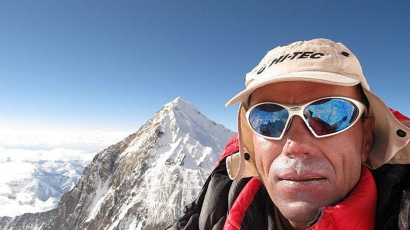 Radek Jaroš na vrcholu Lhoce, v pozadí Mount Everest.