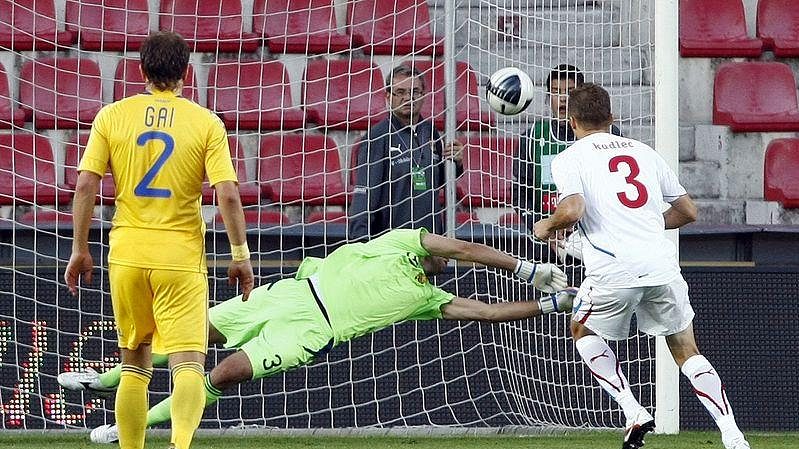 Michal Kadlec otevírá z penalty skóre přátelského utkání s Ukrajinou.