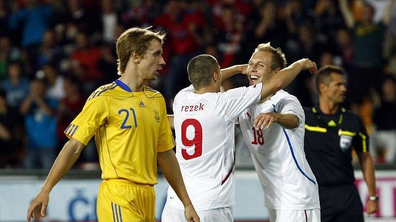 Jan Rezek (uprostřed) oslavuje s Danielem Kolářem gól vstřelený Ukrajině.