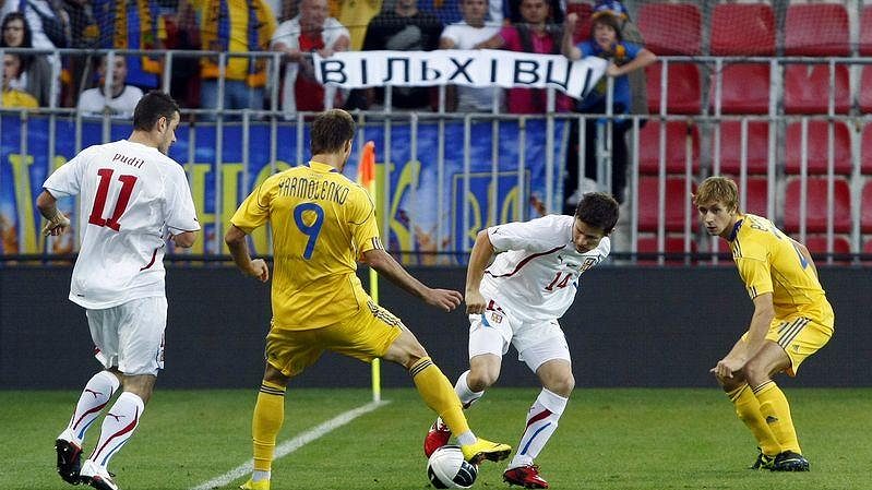 Václav Pilař (uprostřed) bojuje o míč s Ukrajincem Jarmolenkem.