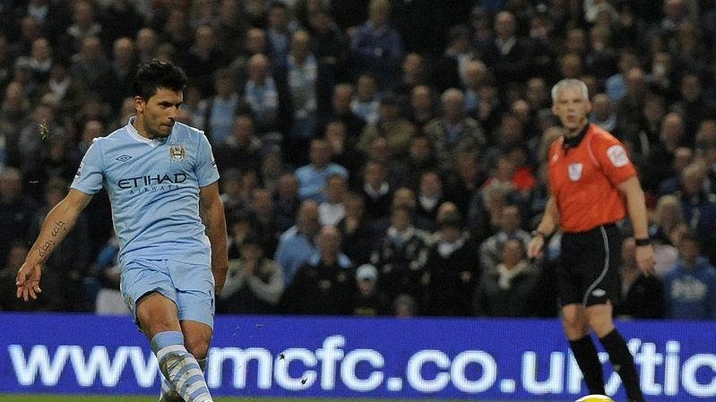 Sergio Agüero z Manchesteru City proměňuje penaltu v zápase s Newcastlem.
