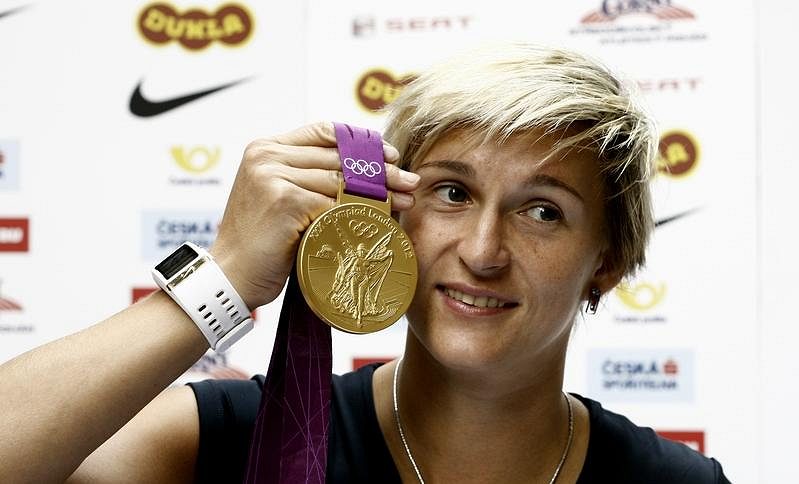Barbora Špotáková se zlatou medailí.