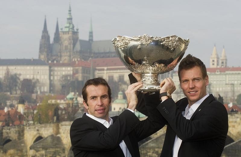Radek Štěpánek a Tomáš Berdych (vpravo) se v Praze fotografovali s vítěznou trofejí.