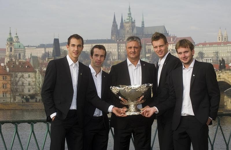 Členové vítězného týmu Davisova poháru (zleva) Lukáš Rosol, Radek Štěpánek, nehrající kapitán Jaroslav Navrátil, Tomáš Berdych a Ivo Minář absolvovali 19. listopadu v Praze společné fotografování s vítěznou trofejí.