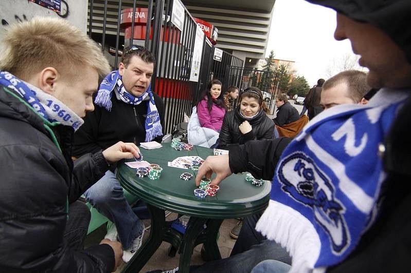 Fanoušci Komety si krátili čekání na otevření pokladny různě.