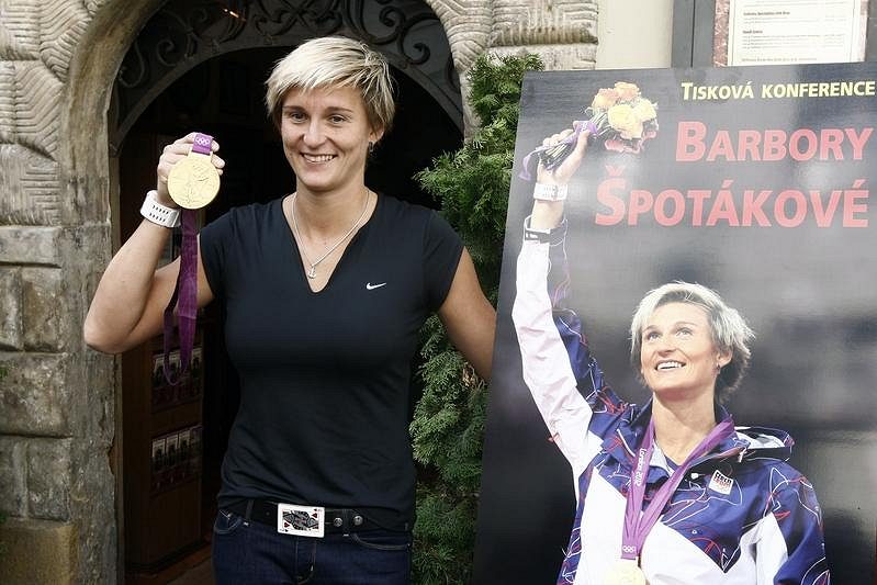 Barbora Špotáková před restaurací U Pinkasů.