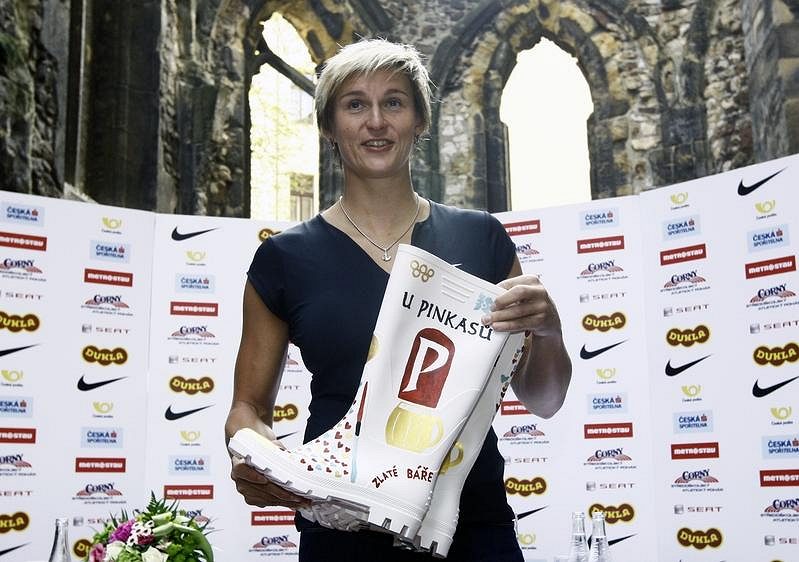 Barbora Špotáková s holínkami, které jí věnovalo vedení restaurace U Pinkasů.