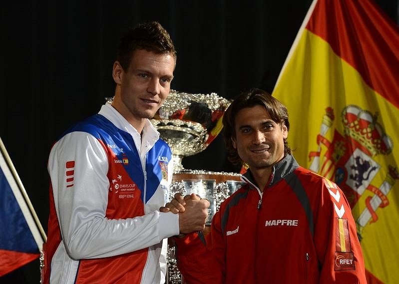 Tomáš Berdych (vlevo) a David Ferrer odehrají druhý páteční zápas