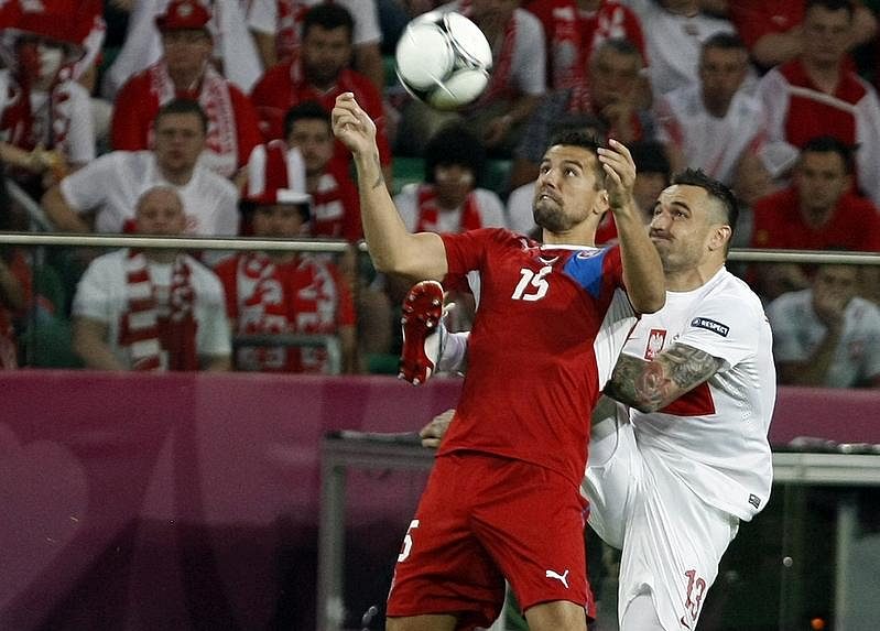 Milan Baroš si kryje míč před Polákem Wasilewskim.