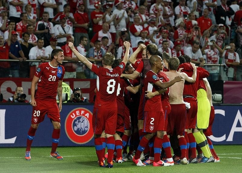 Čeští fotbalisté se radují z výhry nad Polskem a postupu do čtvrtfinále ME.