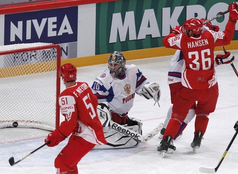 Hokejisté Dánska Frans Nielsen (vlevo) a Janik Hansen se radují z gólu do sítě ruského gólmana Barulina na MS.