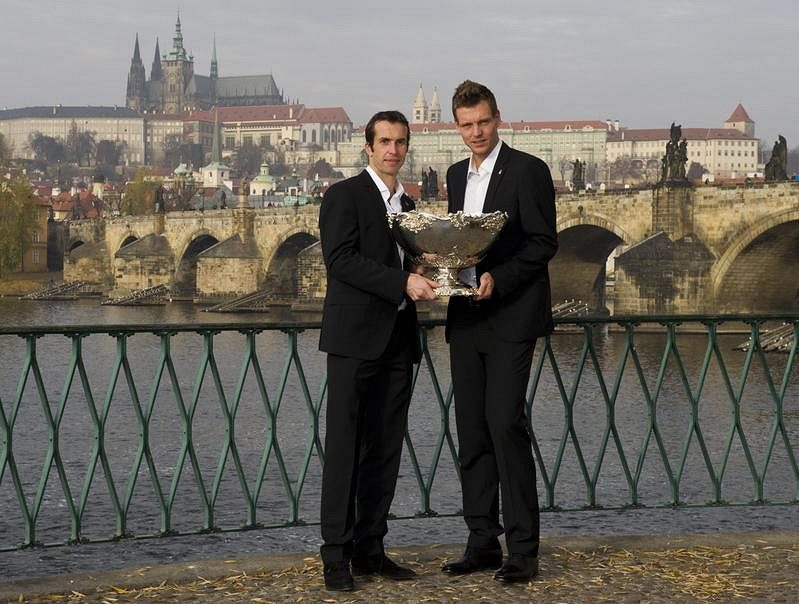Radek Štěpánek (vlevo) a Tomáš Berdych pózují s trofejí pro vítěze Davis Cupu.