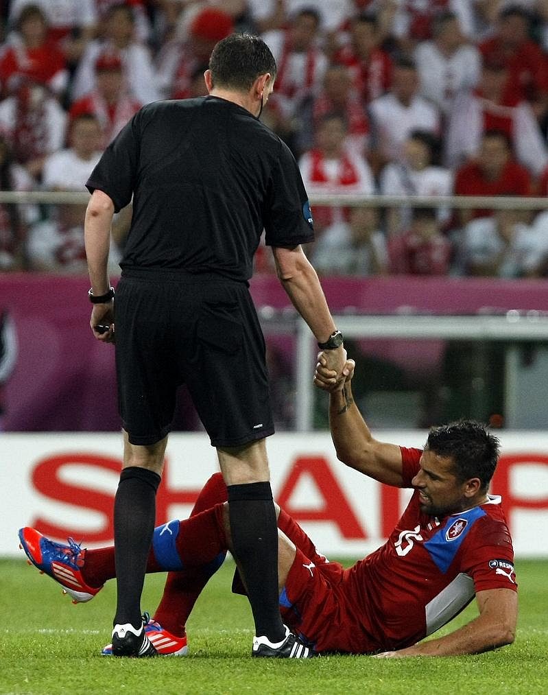 Milan Baroš na trávníku po jednom ze soubojů v utkání proti Polsku.