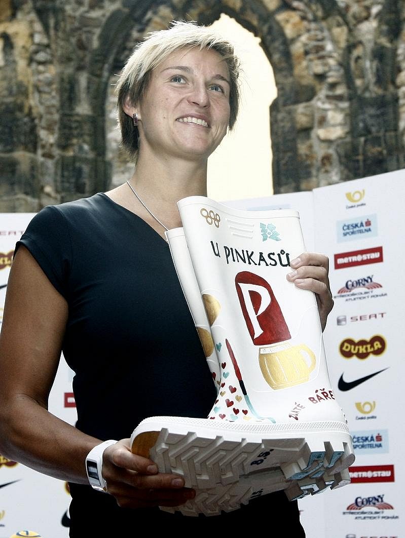 Barbora Špotáková s holínkami, které jí věnovalo vedení restaurace U Pinkasů.