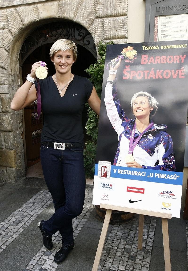 Barbora Špotáková před restaurací U Pinkasů.