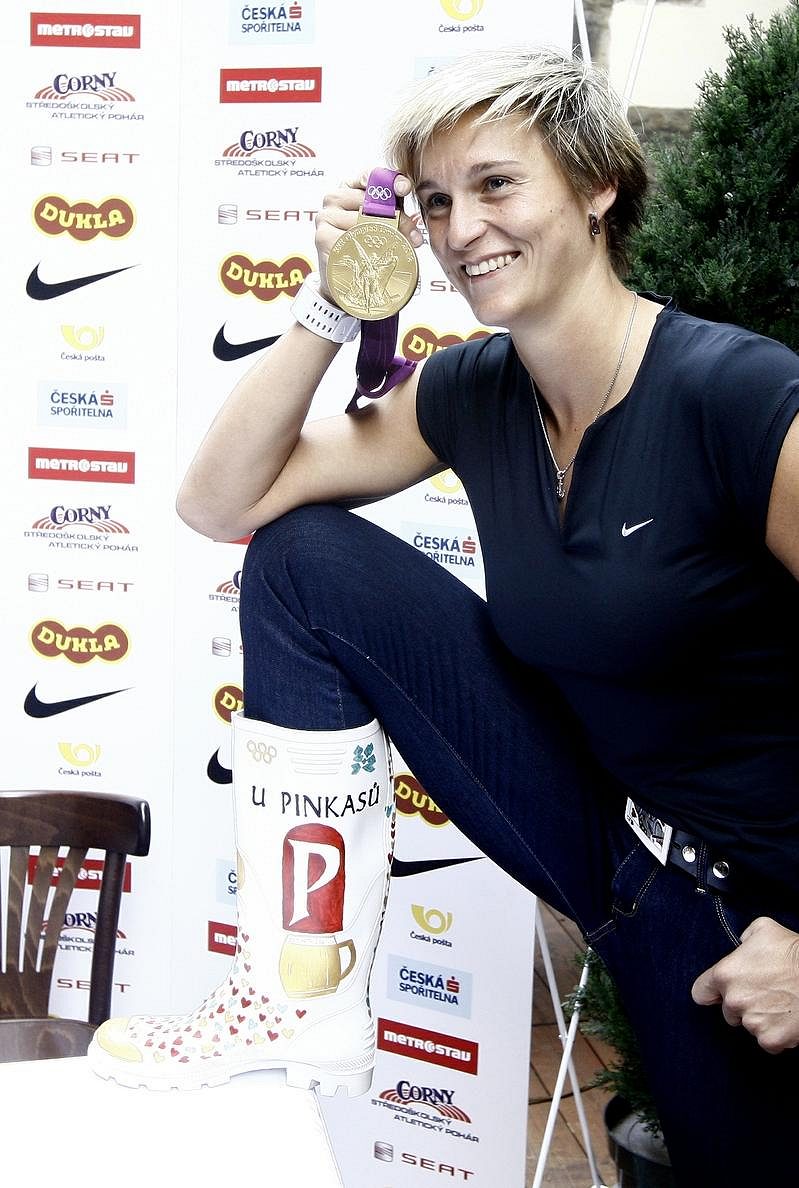 Barbora Špotáková se zlatou medailí.