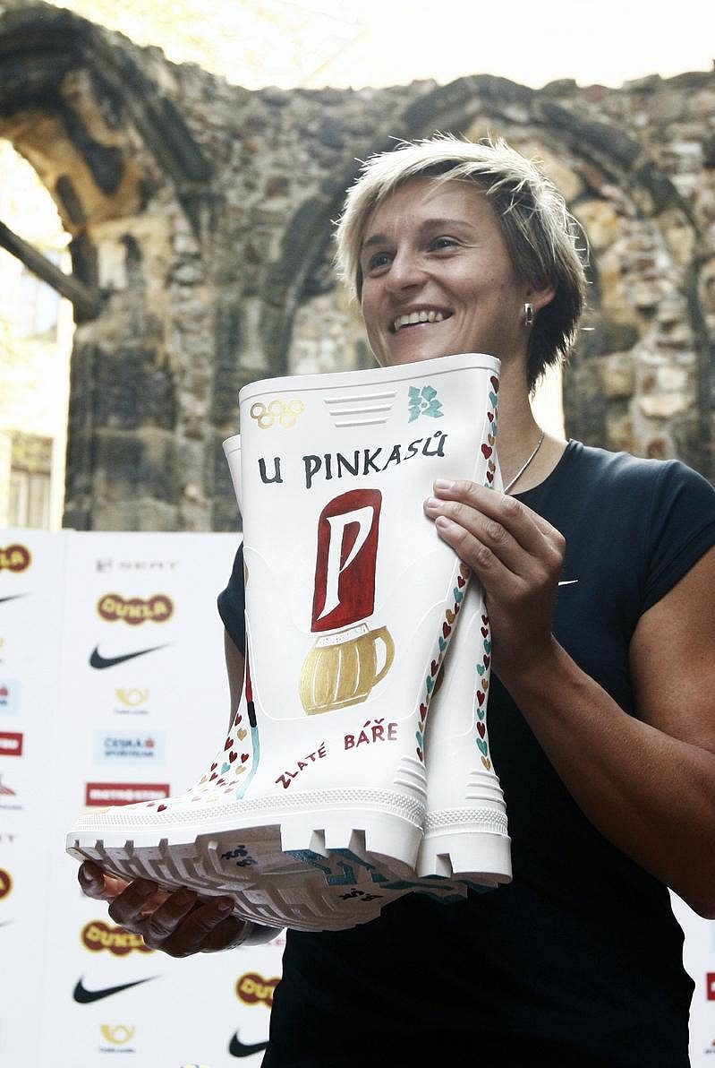 Barbora Špotáková s holínkami, které jí věnovalo vedení restaurace U Pinkasů.