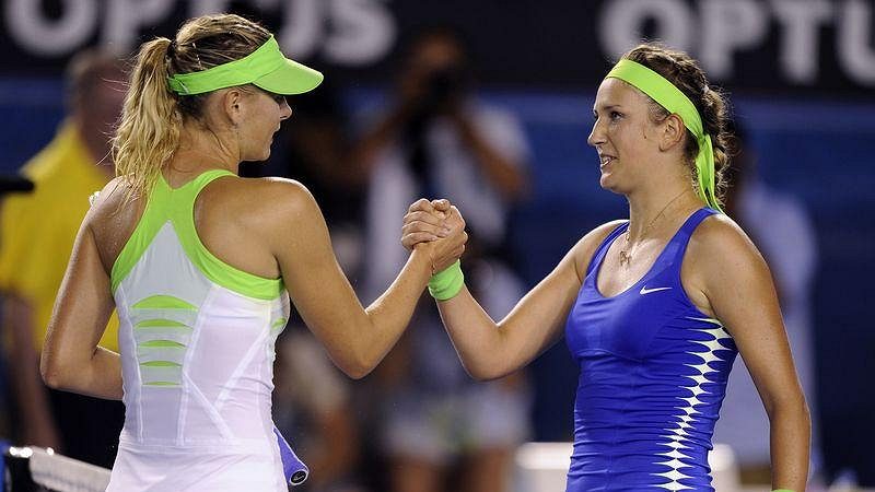 Maria Šarapovová (vlevo) gratuluje Viktorii Azarenkové k vítězství na Australian Open.