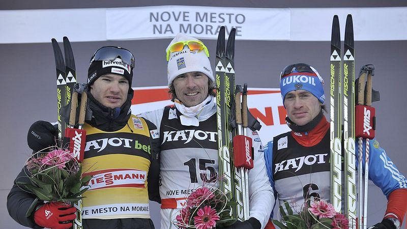 Stupně vítězů v Novém Městě na Moravě po třiceti kilometrech klasicky. Zleva druhý Švýcar Dario Cologna, vítěz Švéd Johan Olsson a třetí Maxim Vylegžanin z Ruska. 
