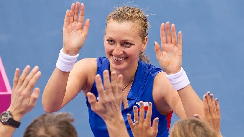 Petra Kvitová se raduje s českou lavičkou po perném duelu s Němkou Julií Görgesovou.
