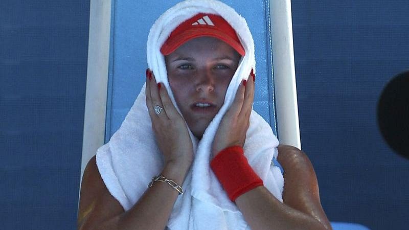Dánka Caroline Wozniacká v duelu s Kim Clijstersovou. 