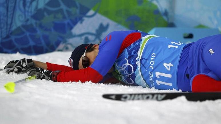 Martin Koukal za cílem odpočíval na sněhu