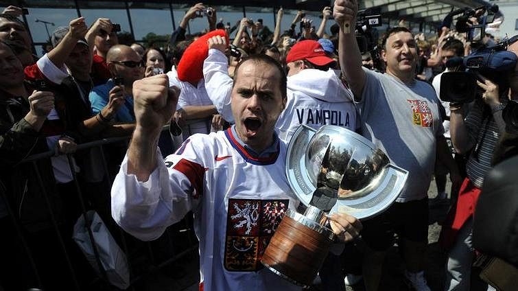 Kapitán Tomáš Rolinek a čeští fanoušci na letišti v Praze