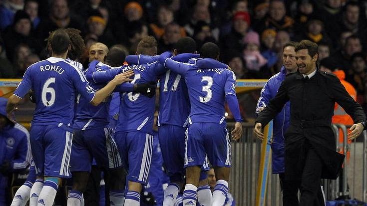 Fotbalisté Chelsea se radují s trenérem Villasem-Boasem (vpravo) z branky.