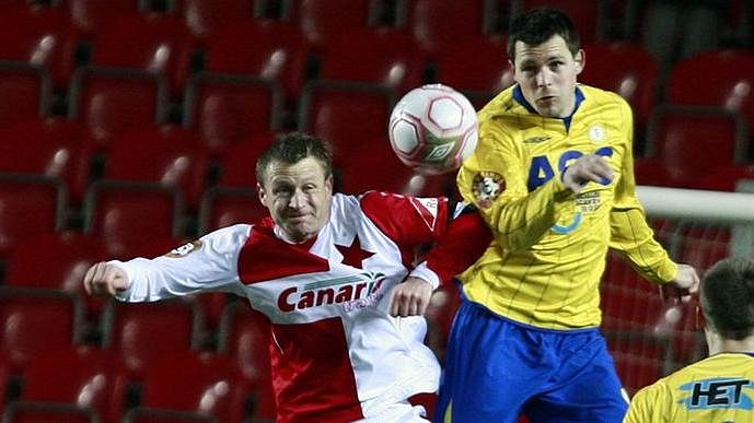 Slávista Stanislav Vlček v hlavičkovém souboji s Matejem Sivou z Teplic.