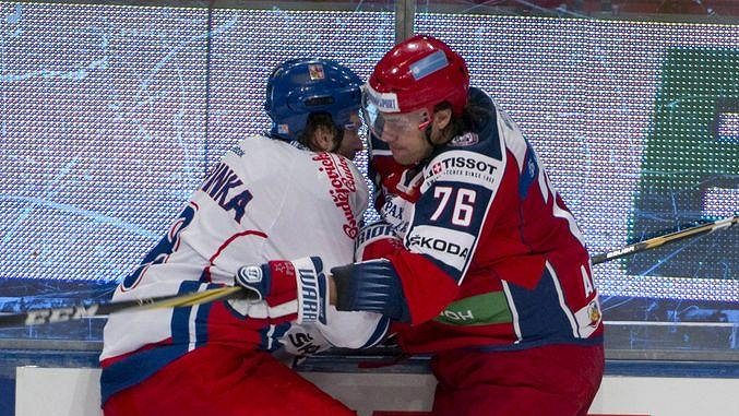 Michal Barinka (vlevo) v souboji s Jevgenijem Arťuchinem z Ruska na Švédských hrách.