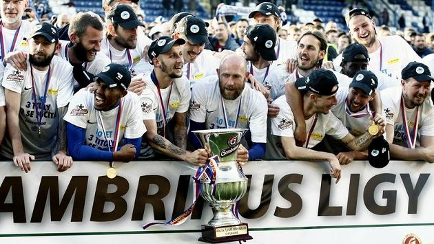 Fotbalisté Liberce se radují z mistrovského poháru. Fotbalisté Liberce se radují z mistrovského poháru.
