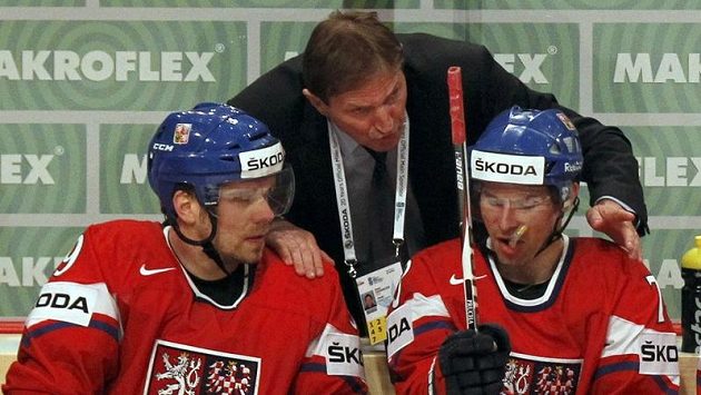 Trenér hokejové reprezentace Alois Hadamczik udílí během zápasu se Švédskem pokyny Milanu Michálkovi (vlevo) a Petru Průchovi.
