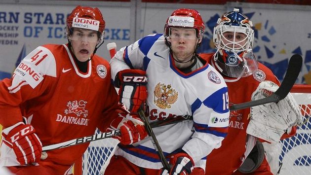 Ruský hokejista Denis Kokarev a Dán Jesper Jensen před brankářem Simonem Nielsenem v utkání MS skupiny B.