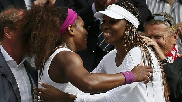 Serena Williamsová (vlevo) se objala se svojí sestrou Venus.
