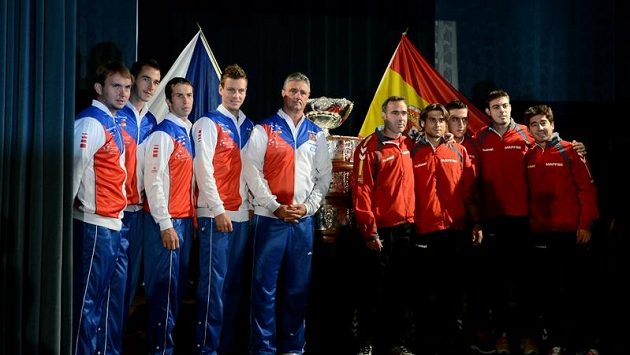 Finalisté Davis Cupu. Vlevo je tým České republiky, zleva Ivo Minář, Lukáš Rosol, Radek Štěpánek, Tomáš Berdych a trenér Jaroslav Navrátil. Vpravo je tým Španělska, zleva trenér Alex Corretja, David Ferrer, Nicolás Almagro, Marcel Granollers a Marc López.