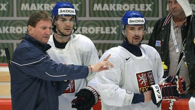 Trenér Alois Hadamczik udílí pokyny Michaelu Frolíkovi (uprostřed) a Tomáši Plekancovi.