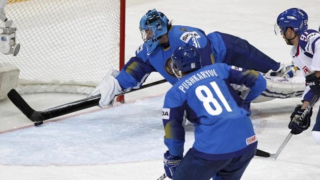 Brankář Vitalij Jeremejev zachraňuje Kazachstán od gólu.