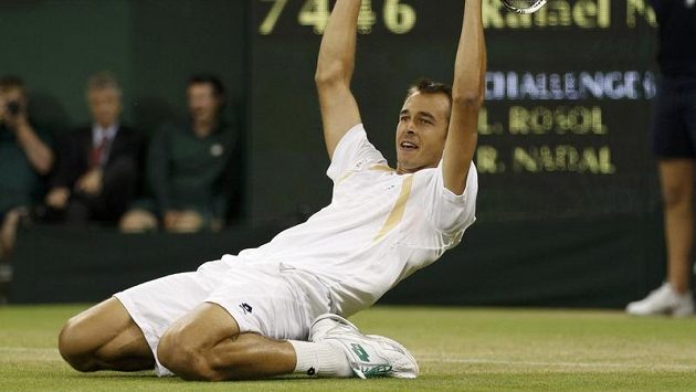 Lukáš Rosol se raduje z vítězství nad Rafaelem Nadalem ve druhém kole Wimbledonu.