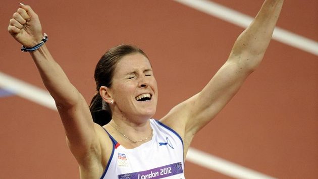 Radost Zuzany Hejnov po bronzovm finii na 400 metr pekek.