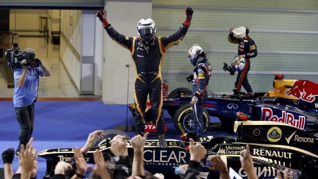 Kimi Räikkönen slaví triumf v Abú Zabí. Kimi Räikkönen slaví triumf v Abú Zabí.
