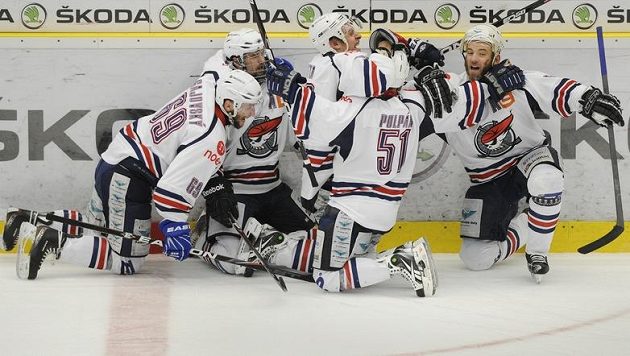 Hokejisté Chomutova se radují z branky v sedmém barážovém utkání na ledě Mladé Boleslavi. Hokejisté Chomutova se radují z branky v sedmém barážovém utkání na ledě Mladé Boleslavi.