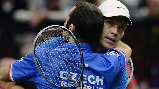 Tomáš Berdych (vzadu) a Radek Štěpánek se radují z vítězství nad španělským párem Granollers, López a zisku druhého bodu ve finále Davisova poháru.