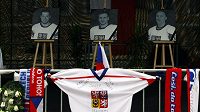 Fotografie českých hokejistů na pódiu na Staroměstském náměstí - Josef Vašíček, Jan Marek a Karel Rachůnek (zleva) Fotografie českých hokejistů na pódiu na Staroměstském náměstí - Josef Vašíček, Jan Marek a Karel Rachůnek (zleva)