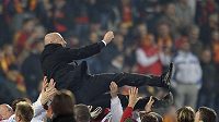 Čeští fotbalisté s trenérem Michalem Bílkem oslavují v Podgorici postup na EURO 2012. Čeští fotbalisté s trenérem Michalem Bílkem oslavují v Podgorici postup na EURO 2012.